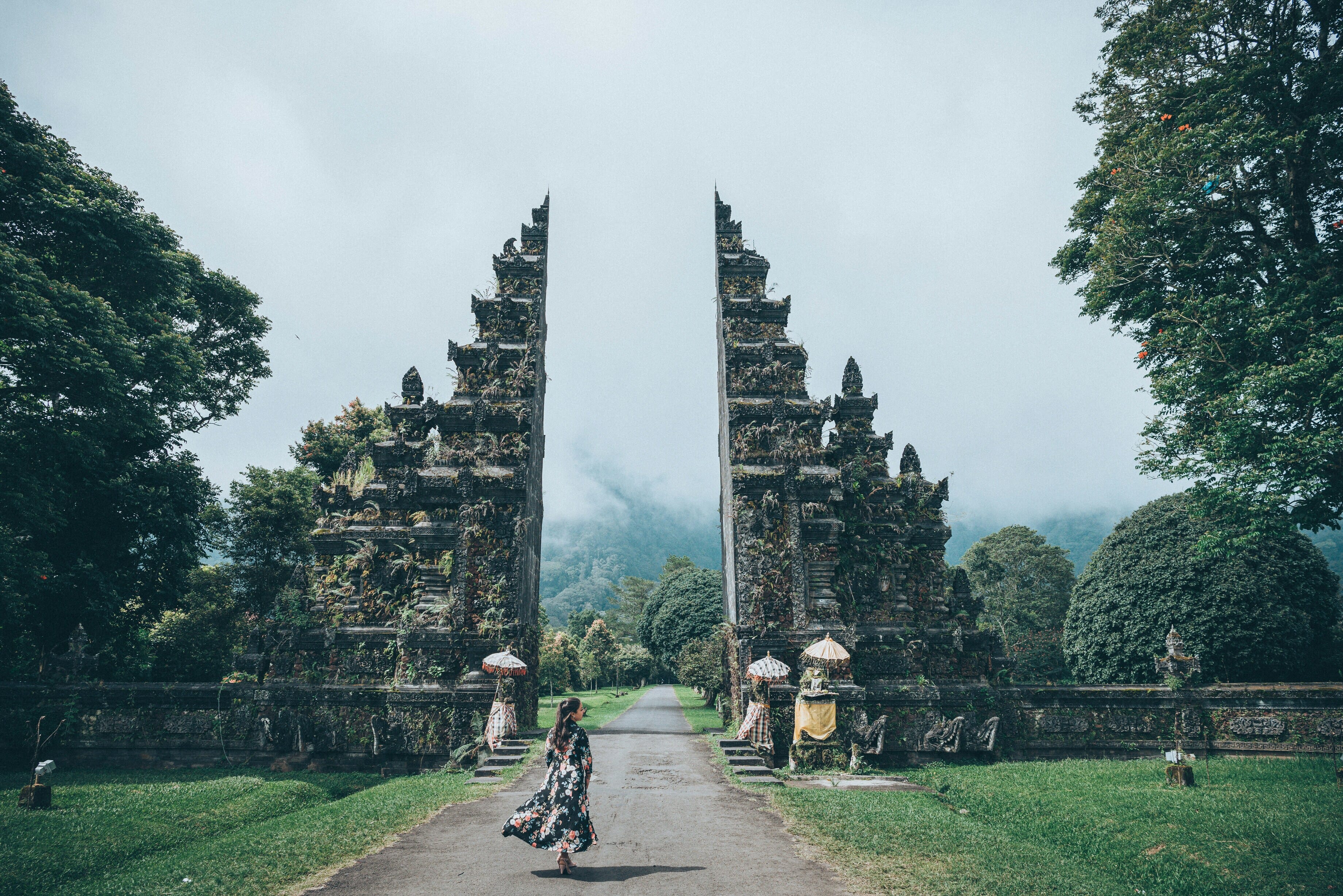 Puerta de Lempuyang en Bali, Indonesia, templo hindú tradicional con arquitectura impresionante, rodeado de montañas y paisaje tropical, destino turístico cultural y espiritual