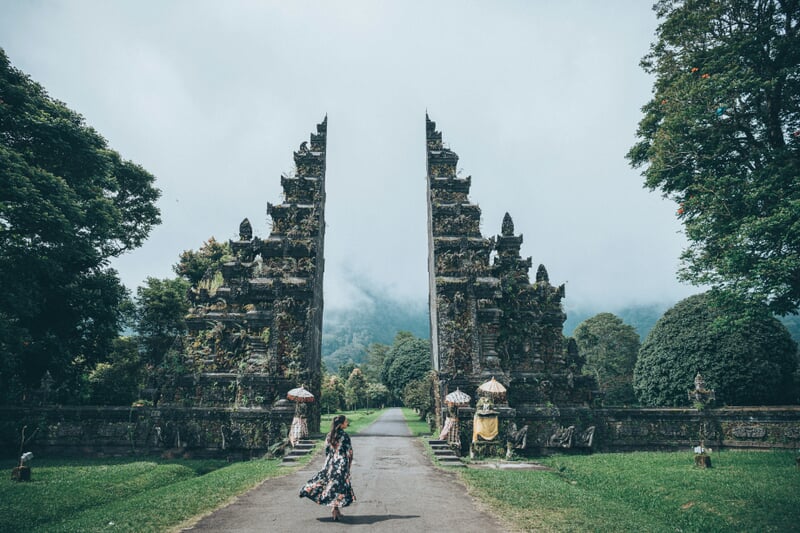 Puerta de Lempuyang en Bali, Indonesia, templo hindú tradicional con arquitectura impresionante, rodeado de montañas y paisaje tropical, destino turístico cultural y espiritual