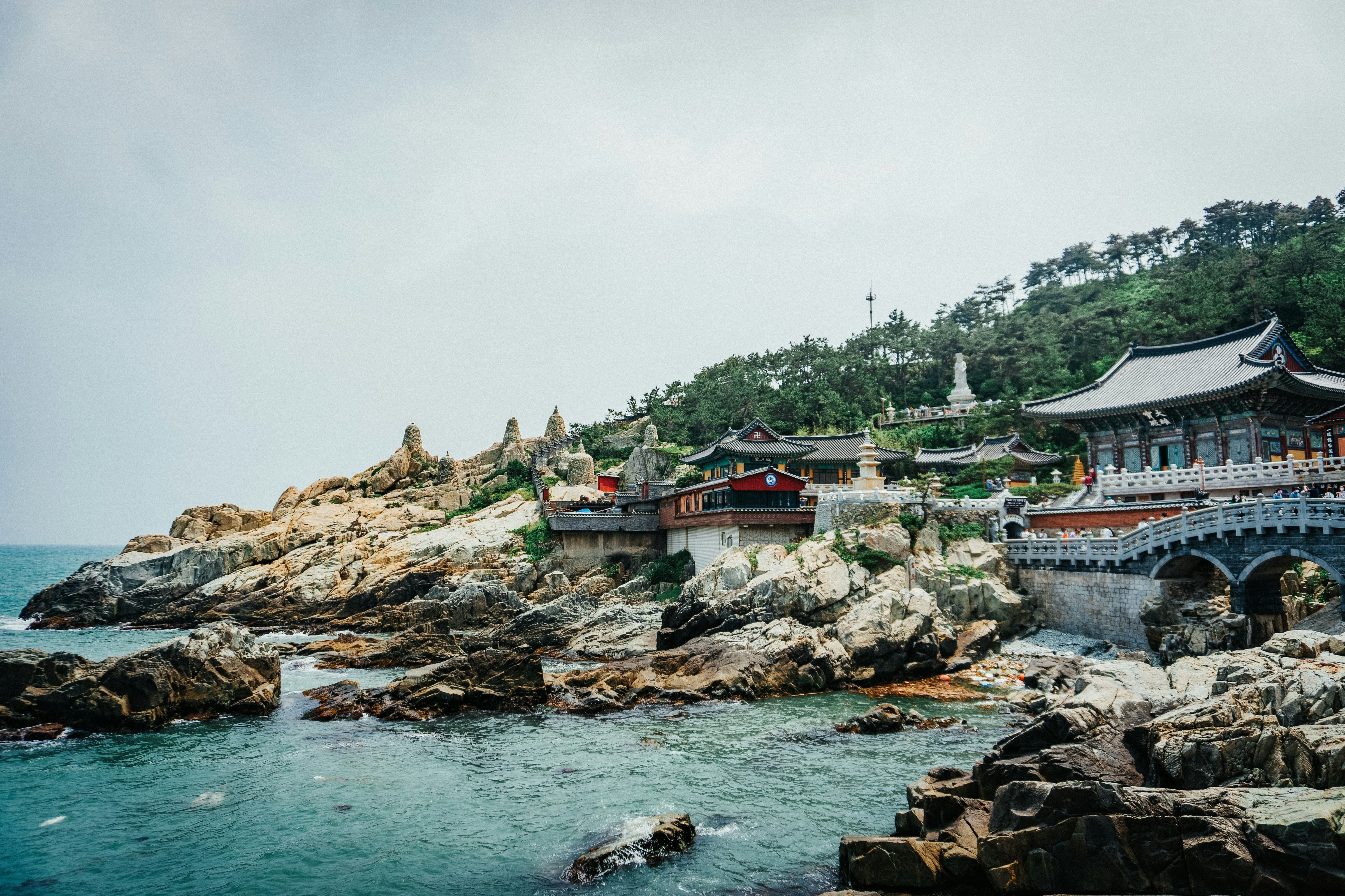 Templo en la orilla del mar en Busan, destino genial para tu viaje a Corea del Sur