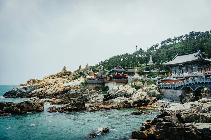 Templo en la orilla del mar en Busan, destino genial para tu viaje a Corea del Sur