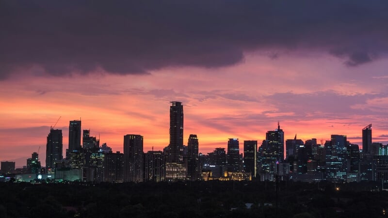 Manila y su atardecer. Ciudad que contrasta con la tranquilidad de sus playas, para descubrir viajando a Filipinas