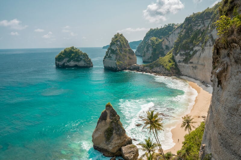 Playas de Indonesia y Malasia con formas rocosas y agua azul marino, increíbles para viajar y desconectar