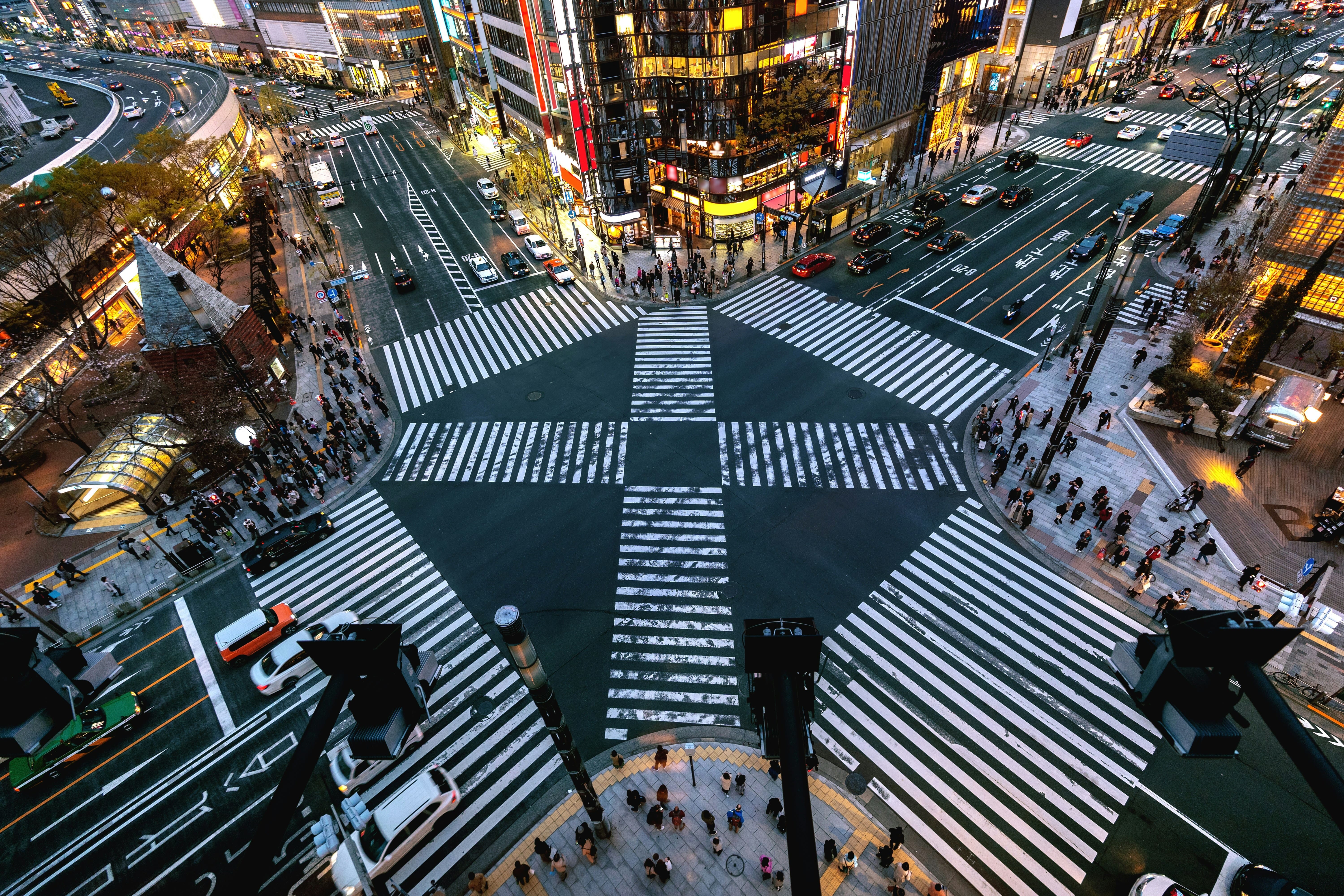 Vista del famoso Cruce de Shibuya en Tokio. Uno de los lugares más emblemáticos y vibrantes de Japón, símbolo del ritmo urbano y la vida moderna en la capital. Un must para tu viaje a Tokio, Japón