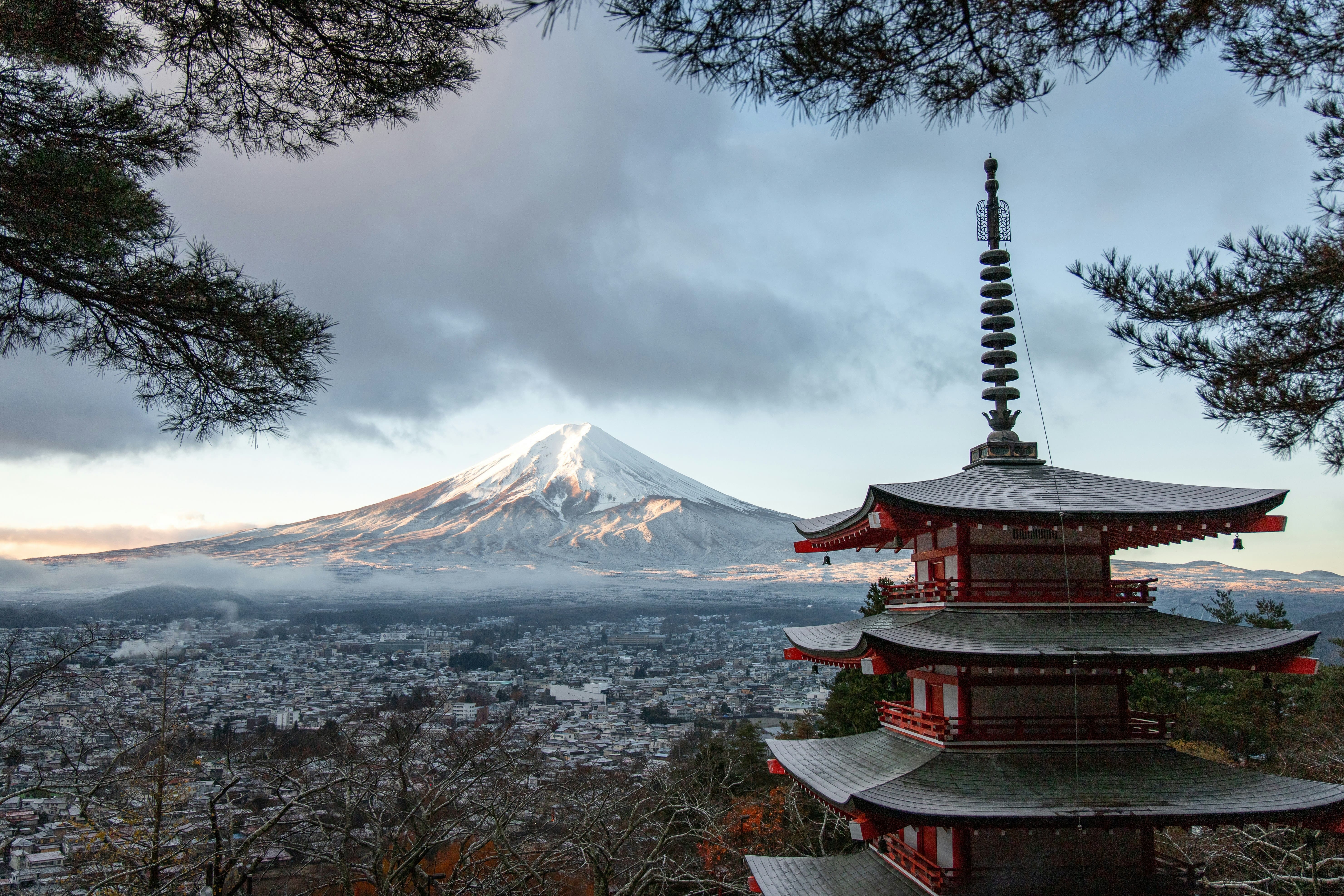 Monte Fuji con la icónica Pagoda Chureito en primer plano. Una de las imágenes más representativas de Japón, que combina naturaleza, arquitectura tradicional y un paisaje cultural único - lo obligatorio para tu futuro viaje a Japón