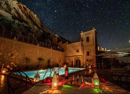 Uno de los riads en los que dormirás por diferentes partes de Marruecos, con un cielo lleno de estrellas