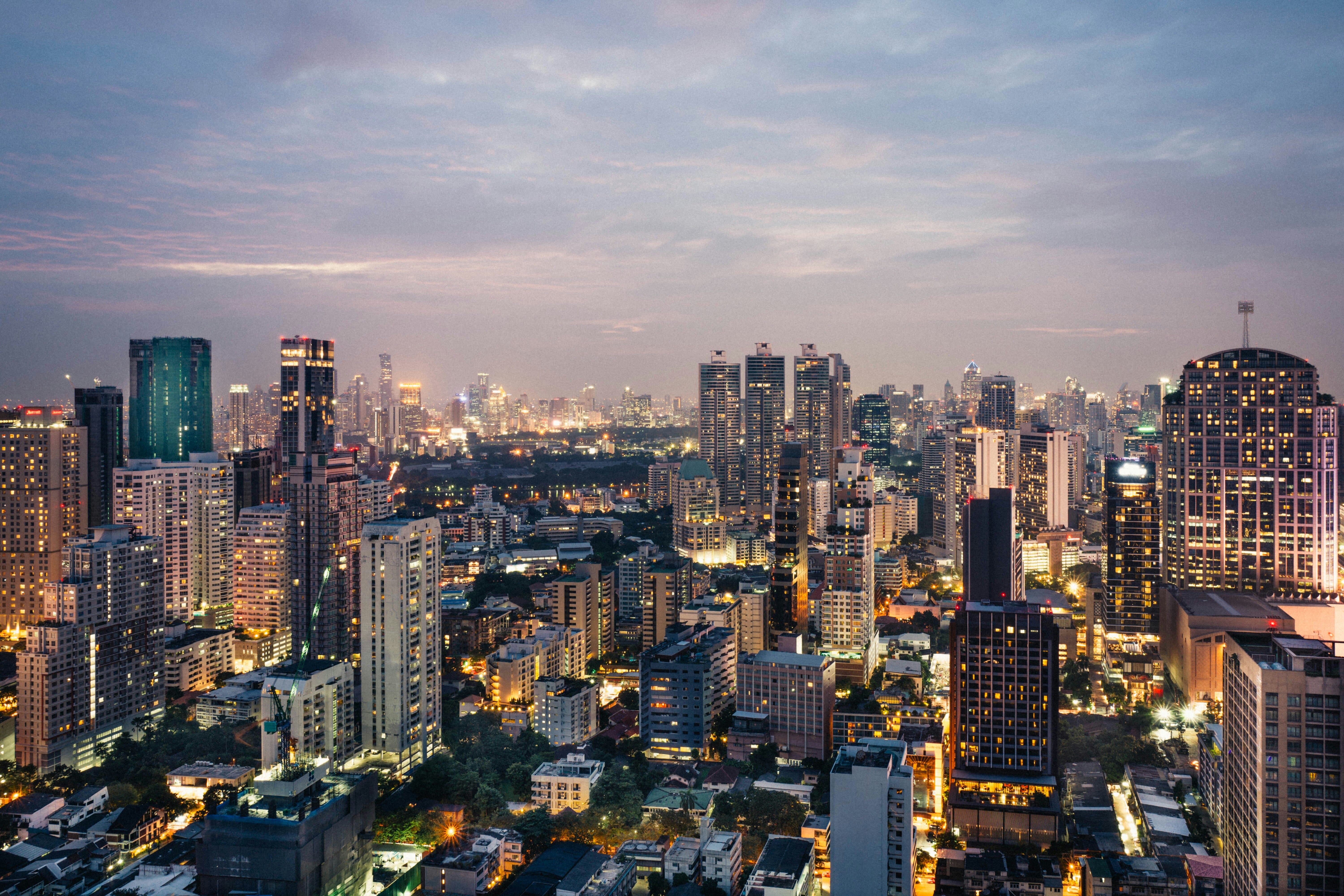 Vista nocturna de Bangkok, una ciudad de mezclas entre la tradición y la modernidad. Viajar a Tailandia es vivir en un contraste constante