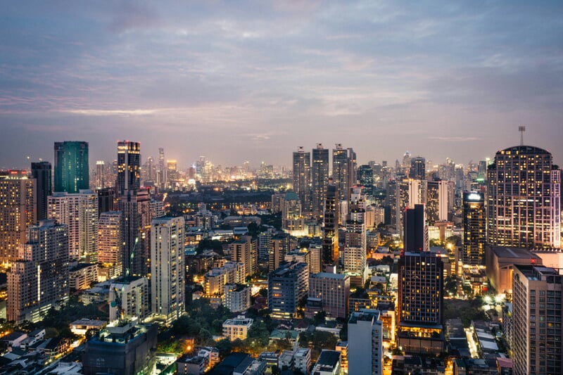 Vista nocturna de Bangkok, una ciudad de mezclas entre la tradición y la modernidad. Viajar a Tailandia es vivir en un contraste constante