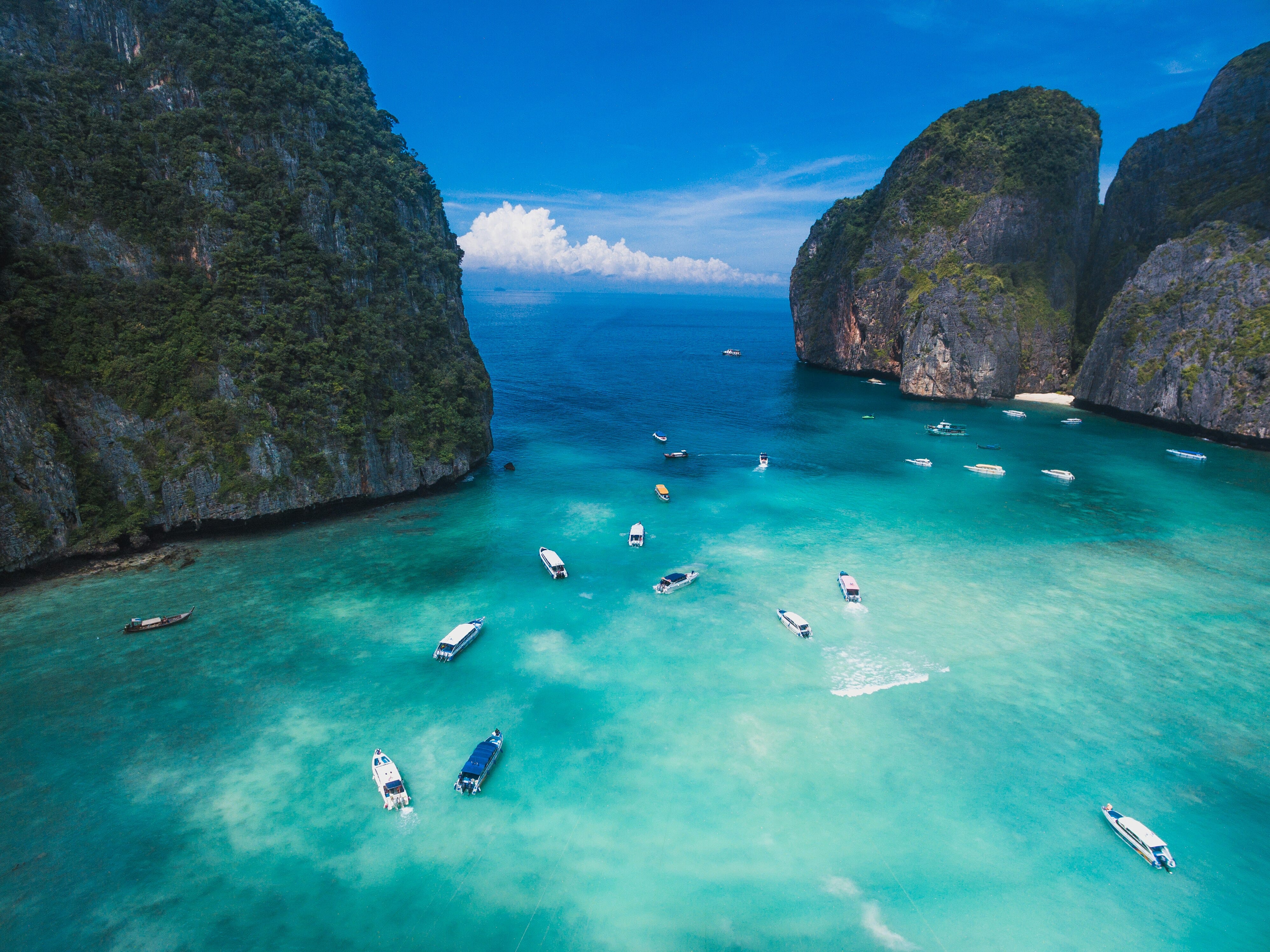 Ko Phi Phi en Tailandia, islas tropicales de aguas turquesas, acantilados de piedra caliza y playas paradisíacas, destino emblemático del Sudeste Asiático. Viaja a Tailandia y descúbrelo con tus propios ojos.