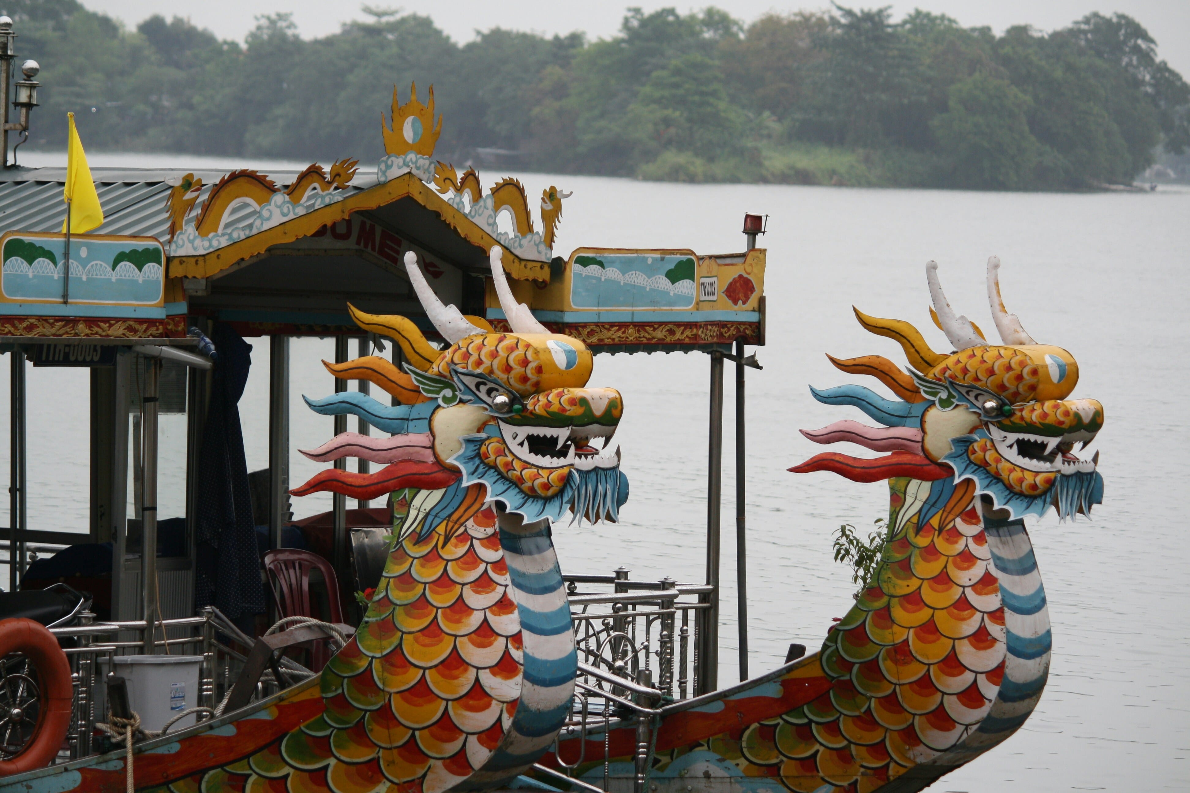 Barco tradicional vietnamita con esculturas de dragones, representando la cultura y tradición marítima del sudeste asiático