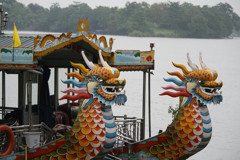 Barco tradicional vietnamita con esculturas de dragones, representando la cultura y tradición marítima del sudeste asiático