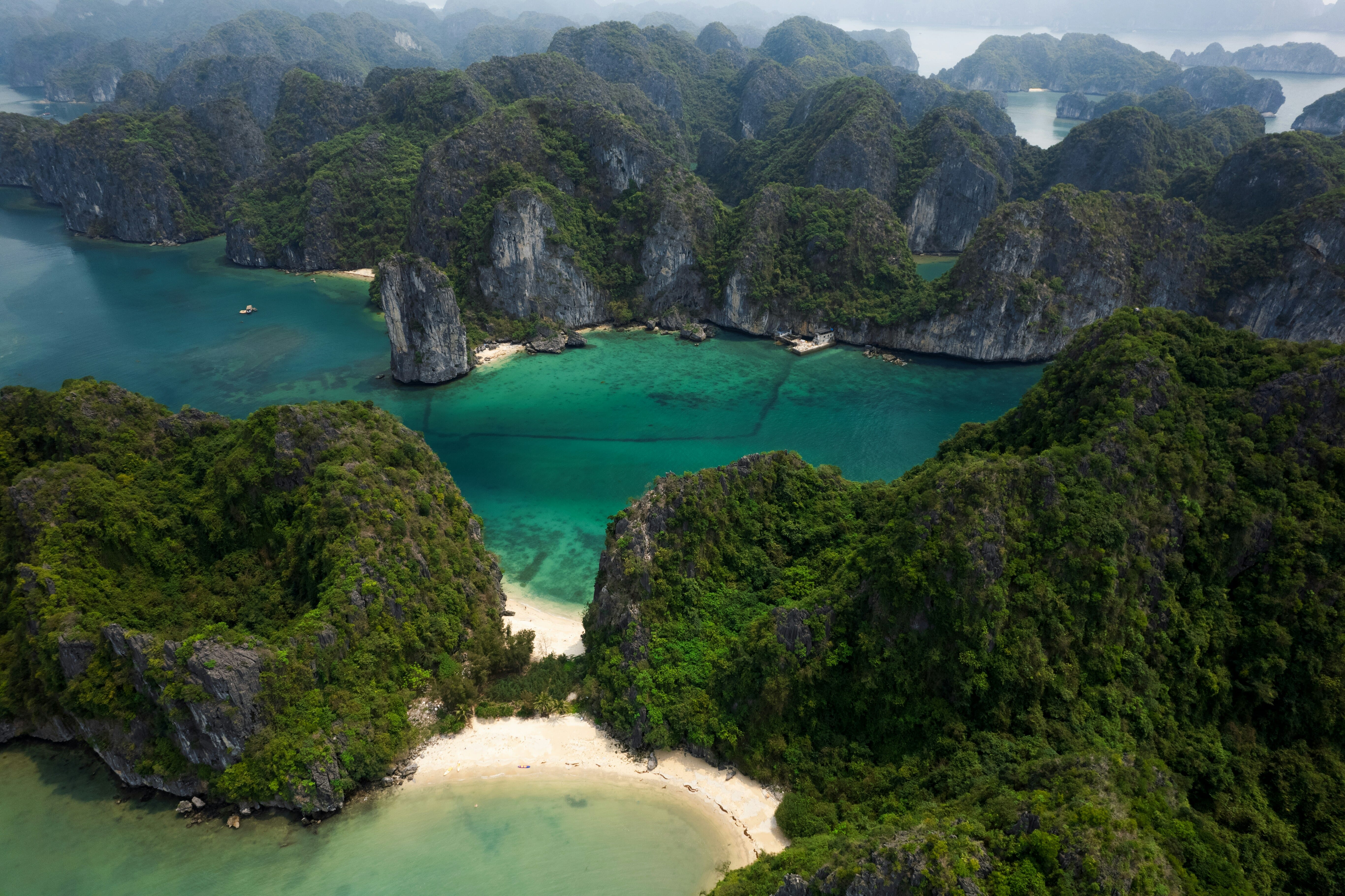 Ha Long Bay en Vietnam con sus formaciones kársticas y aguas verdes, destacando su valor natural y cultural.