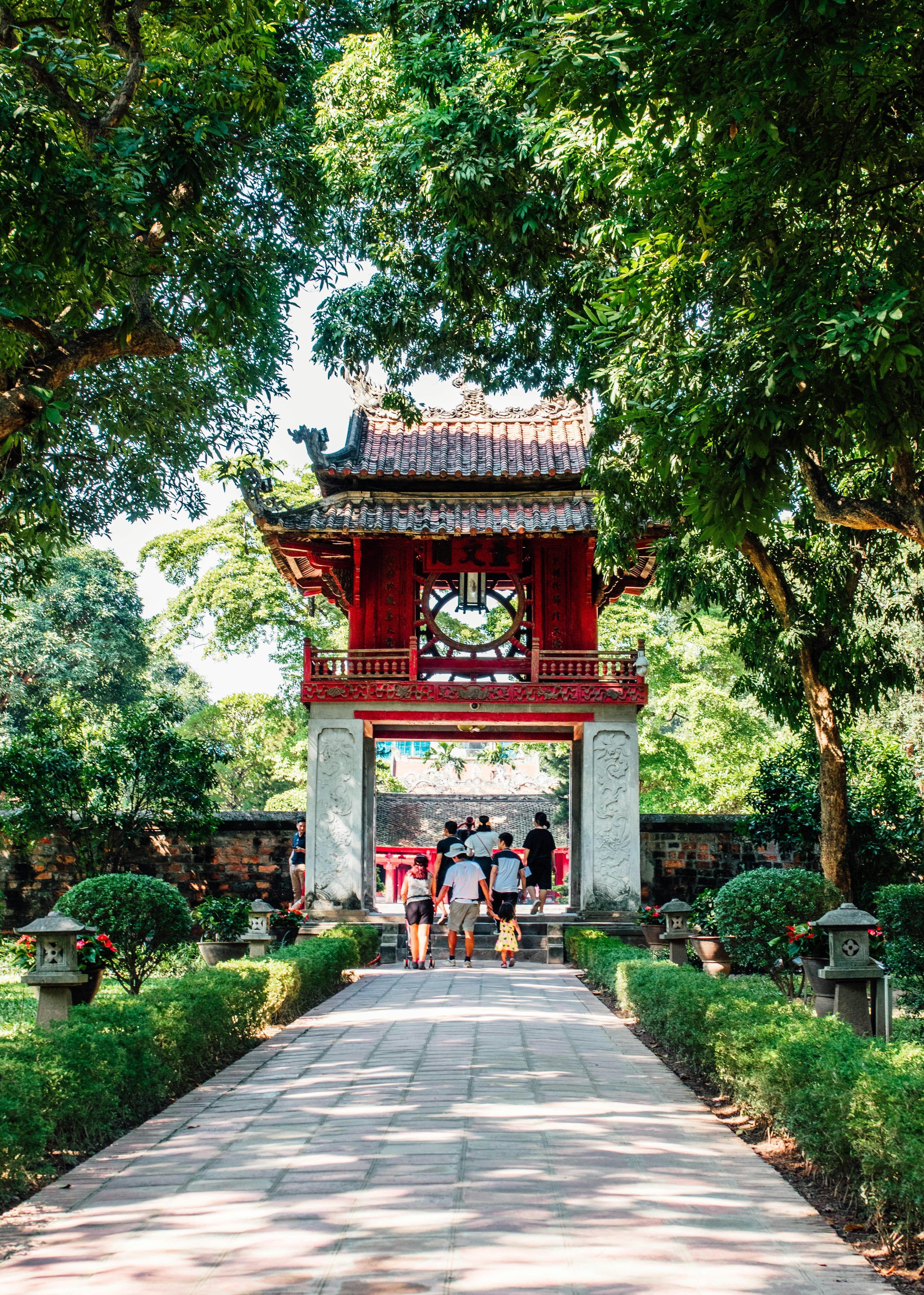 Templo de la Literatura en Hanoi, Vietnam, destacando su arquitectura tradicional y su importancia histórica y cultural