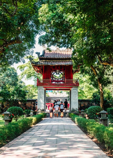 Templo de la Literatura en Hanoi, Vietnam, destacando su arquitectura tradicional y su importancia histórica y cultural