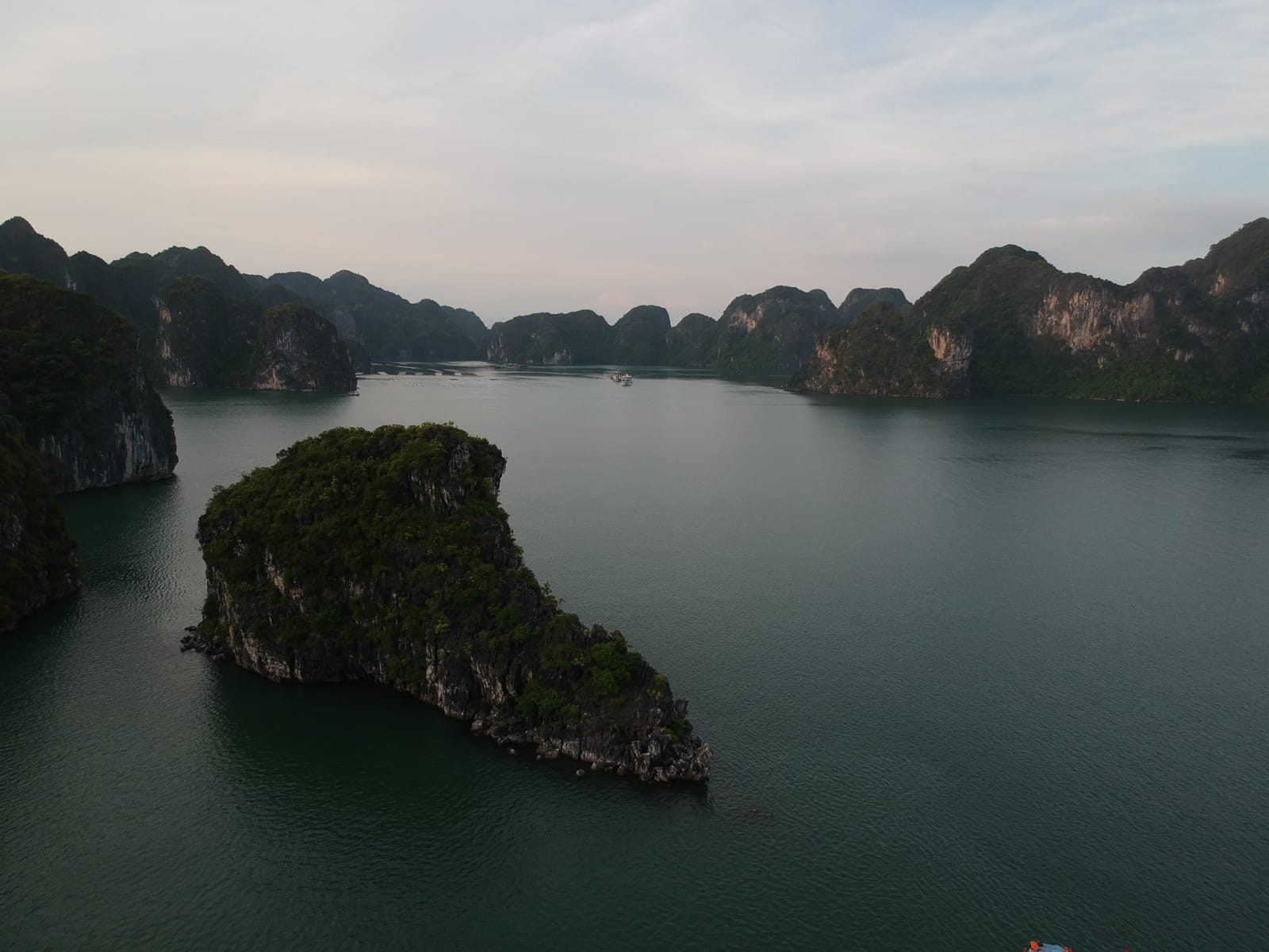 Ha Long Bay en Vietnam, bahía con aguas turquesas y formaciones de piedra caliza, paisaje natural Patrimonio de la UNESCO y destino imprescindible del Sudeste Asiático, perfecto para tu futuro viaje a Vietnam