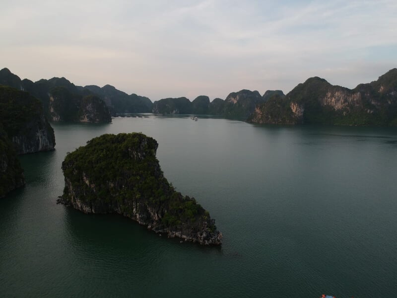 Ha Long Bay en Vietnam, bahía con aguas turquesas y formaciones de piedra caliza, paisaje natural Patrimonio de la UNESCO y destino imprescindible del Sudeste Asiático, perfecto para tu futuro viaje a Vietnam