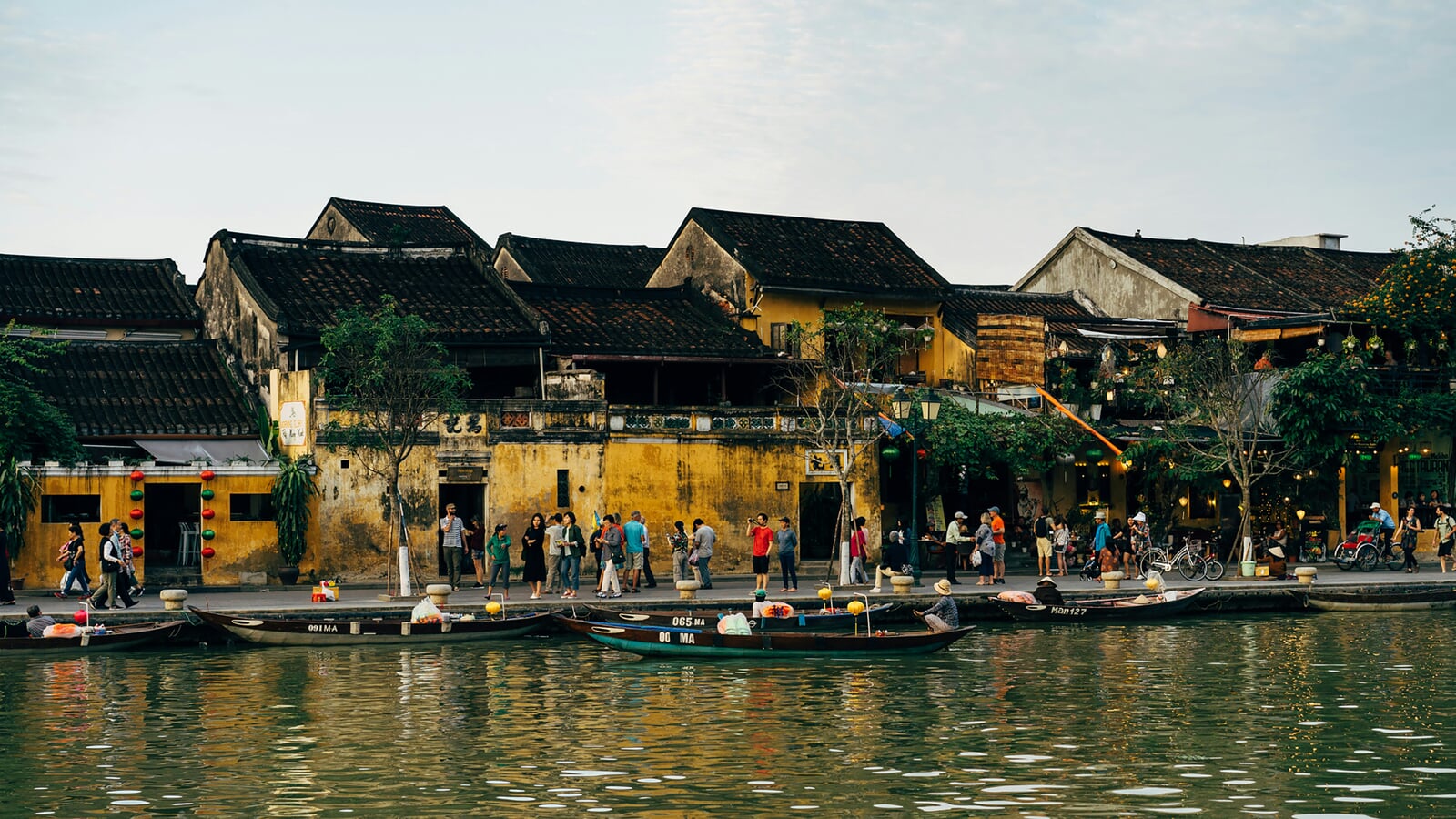 Río de Hoi An en Vietnam con barcos tradicionales y faroles reflejados en el agua, paisaje histórico y destino turístico imprescindible del Sudeste Asiático