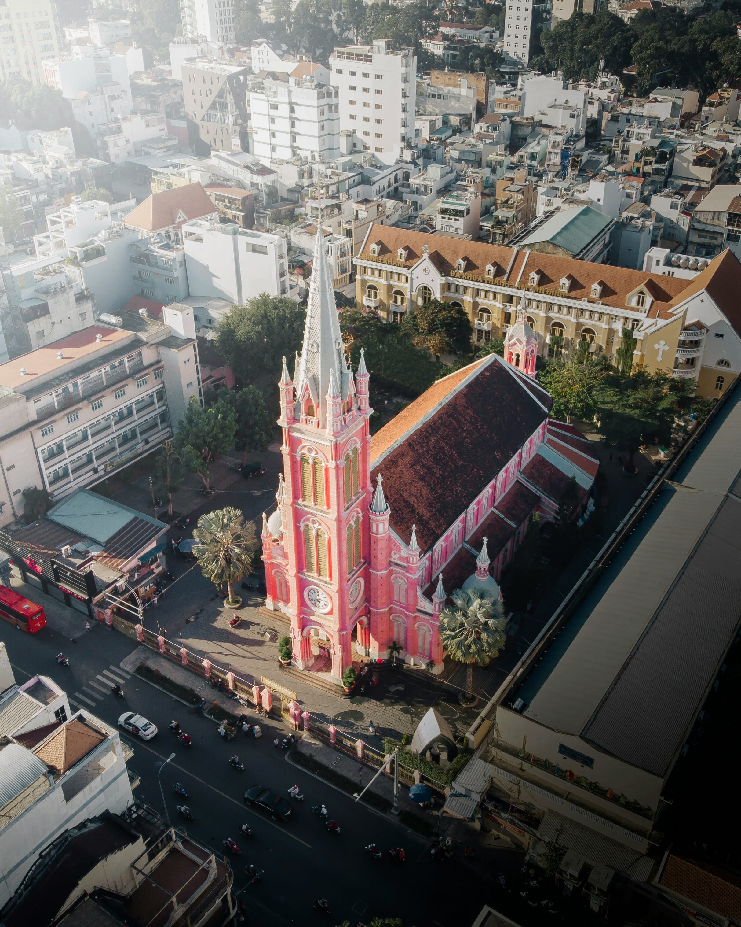 Iglesia de Tân Định en Ciudad Ho Chi Minh, Vietnam, conocida por su fachada rosa distintiva y arquitectura colonial, un icónico destino turístico y cultural