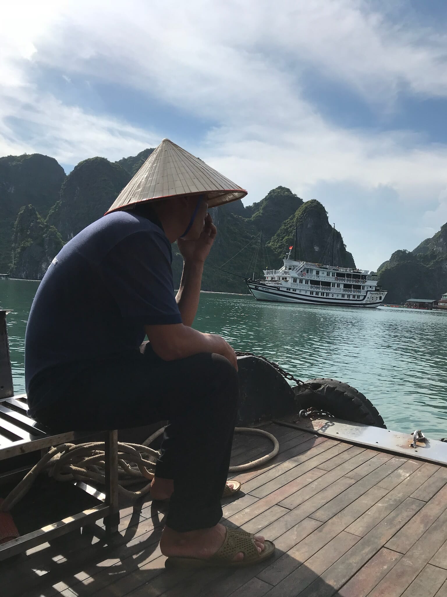 Bahía Ha Long con nón lá como sombrero tradicional que verás en tu viaje a Vietnam